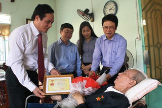 Trao Kỷ niệm chương ‘Vì sự nghiệp Đại đoàn kết dân tộc’ cho nhiều nhân sĩ, trí thức