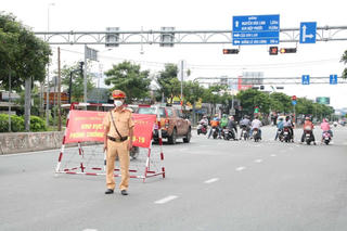 TP Hồ Chí Minh bỏ chốt kiểm soát nhưng người dân vẫn không được ra đường
