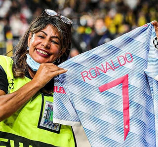 Ronaldo nói gì sau trận thua sốc, tặng áo đấu cho nữ nhân viên sân Young Boys
