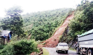 Sạt lở ta-luy dương gây ách tắc trên quốc lộ