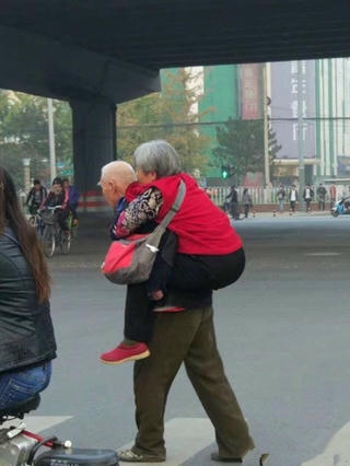 Ngưỡng mộ cụ ông cõng vợ qua đường