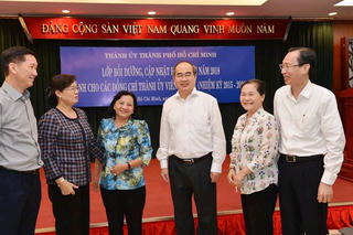 Bí thư Thành ủy TP HCM nói chuyện với cán bộ lãnh đạo thành phố