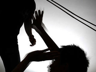 Thấy mẹ bị hành hung, thanh niên 21 tuổi đánh chết cha dượng