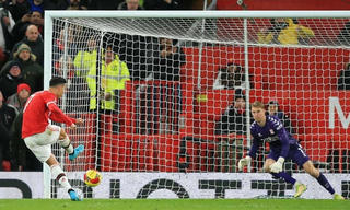 Ronaldo đá hỏng phạt đền Man Utd bị loại khỏi Cup FA
