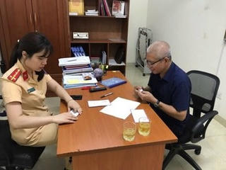 Rơi ví tại nơi đăng ký xe được CSGT tìm trả lại