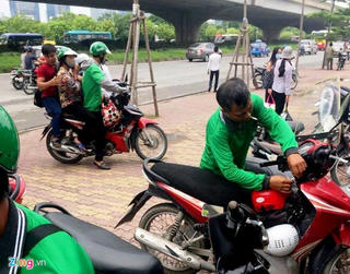 Chấn chỉnh vi phạm của xe ôm công nghệ: Vừa xử phạt vừa tuyên tuyền