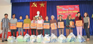 Quảng Nam: Trao tặng 50 suất quà Tết cho người nghèo huyện Phú Ninh