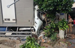 Bình Phước: Xe tải lao vào nhà dân