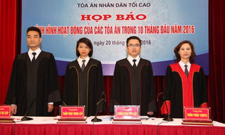 Thẩm phán Tòa án Việt Nam sẽ mặc áo choàng đen khi xét xử