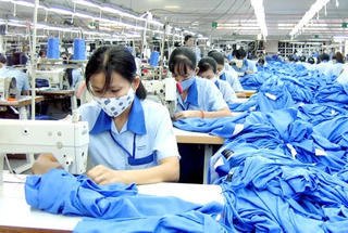 Trả lương cơ bản thấp, lao động buộc phải làm thêm giờ