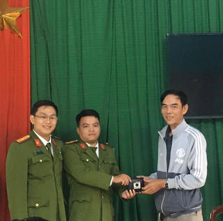 Thừa Thiên – Huế: Nhặt được tài sản hai cảnh sát khu vực trả lại cho người mất