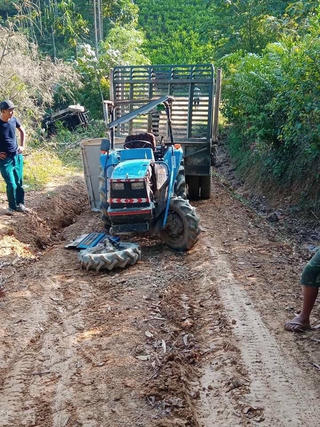 Xe công nông tuột dốc đè trúng xe máy cày, 2 người thương vong