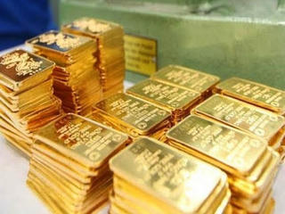 Vàng lao dốc 3 ngày liên tiếp, chạm mốc 1.800 USD/ounce 