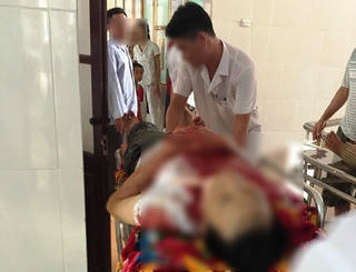 Chồng thoi thóp trên vũng máu bên cạnh thi thể vợ