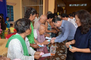 Khám, phát thuốc miễn phí và tặng quà cho kiều bào và người dân Campuchia