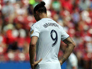 Cận cảnh Zlatan Ibrahimovic lĩnh thẻ đỏ trực tiếp vì tát đối thủ