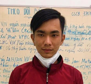Cãi nhau, đạp xe người khác va vào trụ điện