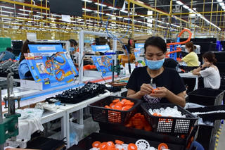 Có nên 'nới' thời gian làm thêm?