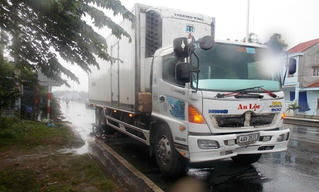 Cụ ông 83 tuổi bị xe tải kéo lê 15m