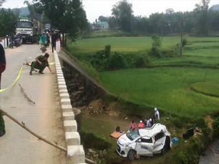 Taxi văng khỏi cầu, 6 thanh niên thương vong