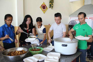 Thanh Hóa: Hàng nghìn suất cơm và nước uống, xe ôm miễn phí cho thí sinh
