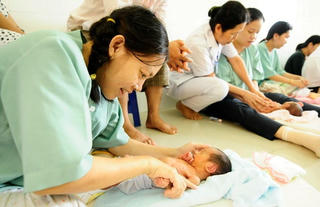 Trước khi sinh con bị thôi việc có được trợ cấp thai sản không?