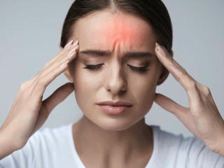 Phân biệt cơn đau đầu thường và đau đầu cảnh báo đột quỵ