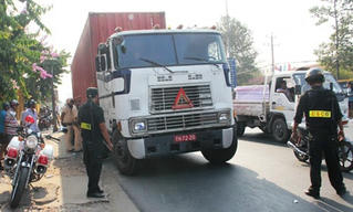 Bắt 2 xe container dùng biển đỏ giả