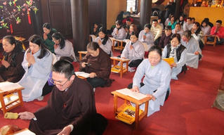 Phật tử tập trung về chùa Trúc Lâm Kharcov cầu an
