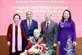 Chủ tịch nước trao Huy hiệu 75 năm tuổi Đảng cho nguyên Phó Chủ tịch nước Nguyễn Thị Bình
