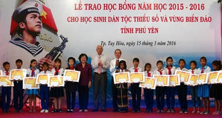 Trao 100 suất học bổng Vừ A Dính và học bổng của Quỹ CLB ‘Vì Hoàng Sa - Trường Sa thân yêu’