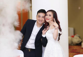 [ẢNH] Diễn viên Hoàng Yến hạnh phúc bên chồng trẻ trong sinh nhật