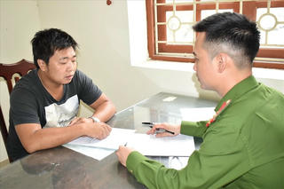 Đốt xe của hàng xóm để trả thù