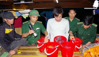 Bắt 2 tàu dùng kích điện đánh cá trên vùng biển Hà Tĩnh