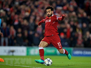 Cổ động viên trông chờ cuộc đọ sức của Mohamed Salah và Luis Suarez
