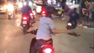 Nam thanh niên điều khiển xe máy buông 2 tay trên đường bị phạt hơn 17 triệu đồng
