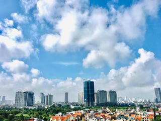 Hà Nội ngày hửng nắng, chiều tối có mưa rào
