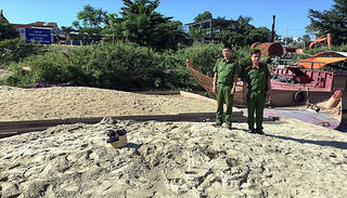 Bắt 4 ghe máy hút cát trái phép trên sông Thu Bồn