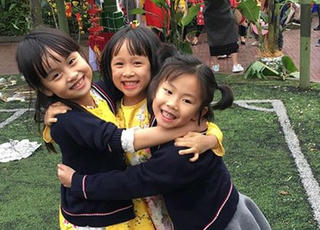 Con bị bạn đánh, cha mẹ nên làm gì?