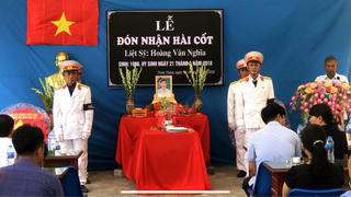 Nam Định: Mẹ già bật khóc đón con liệt sĩ ‘trở về’ từ Trường Sa
