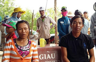 Máu đổ trên bãi nghêu
