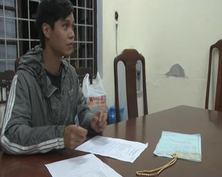 Nam thanh niên đi SH, xông vào tiệm vàng, cướp dây chuyền giữa ban ngày