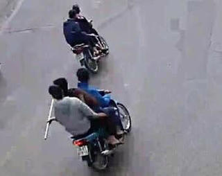 Bắt giữ nhóm thanh niên mang vũ khí ‘diễu’ phố