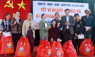 Phó Chủ tịch- Tổng thư ký Vũ Trọng Kim trao quà hộ nghèo Quảng Nam