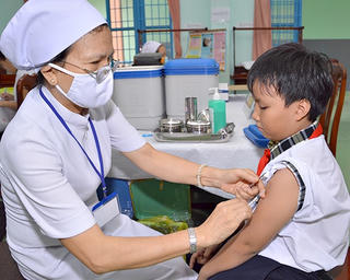 Chủ động vắc xin phòng viêm não mô cầu