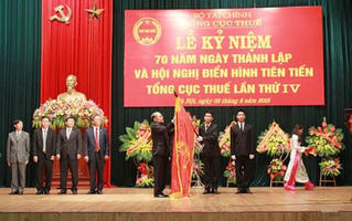 Chủ tịch QH trao Huân chương Độc lập hạng Nhất cho ngành thuế