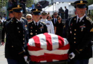 Hàng nghìn người Mỹ đội nắng viếng Thượng nghị sĩ John McCain