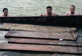 Phát hiện một ghe máy vận chuyển gỗ lậu trên sông Vu Gia