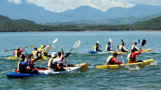[ẢNH] Hơn 100 người tranh tài chèo thuyền kayak trên hồ Phú Ninh