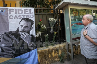 [ẢNH] Lễ viếng cảm động Lãnh tụ Fidel Castro tại Đại sứ quán Cuba